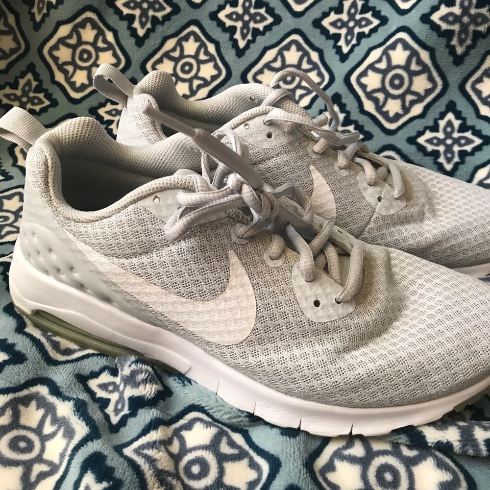 Nike Women's Light Gray Sneakers